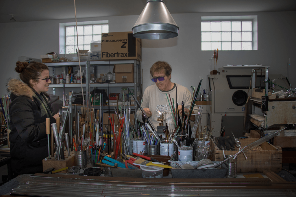 Roger Charreyre accueille des visiteurs dans son atelier