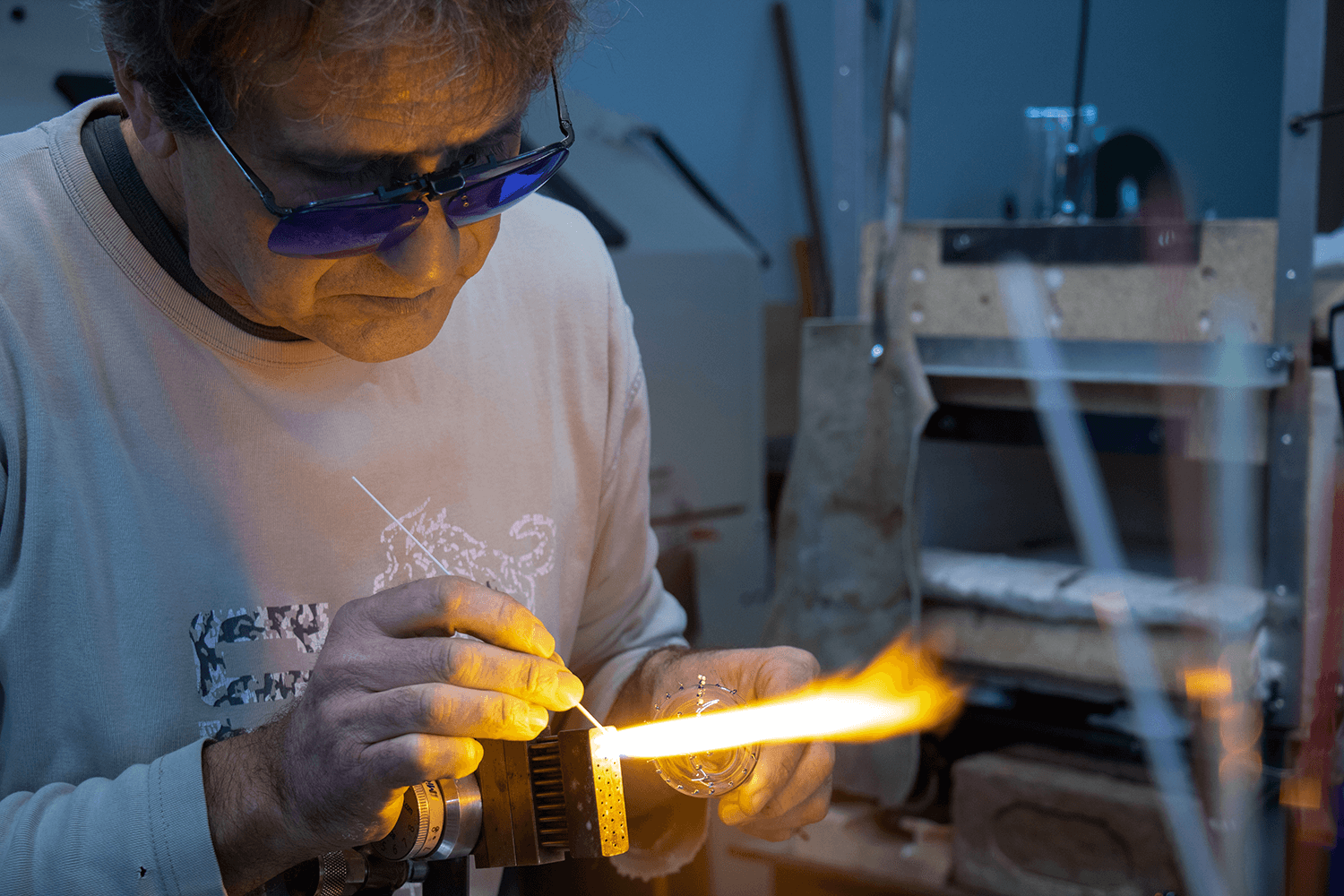 Roger Charreyre qui travail le verre